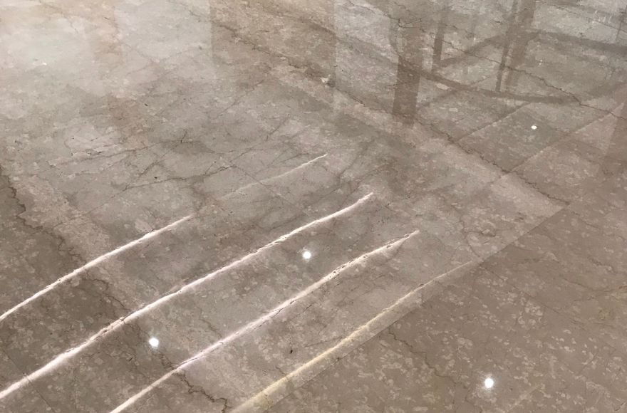 Gros plan sur un sol en marbre après cristallisation, effet brillant intense.