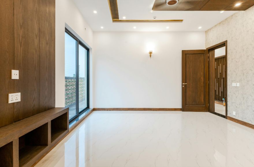 Sol en marbre blanc poli dans un intérieur moderne au design épuré.